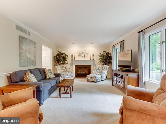 5th image of 549 Thimble Shoals Ct