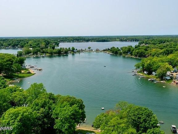 3rd image of 66291 Lakeshore Dr