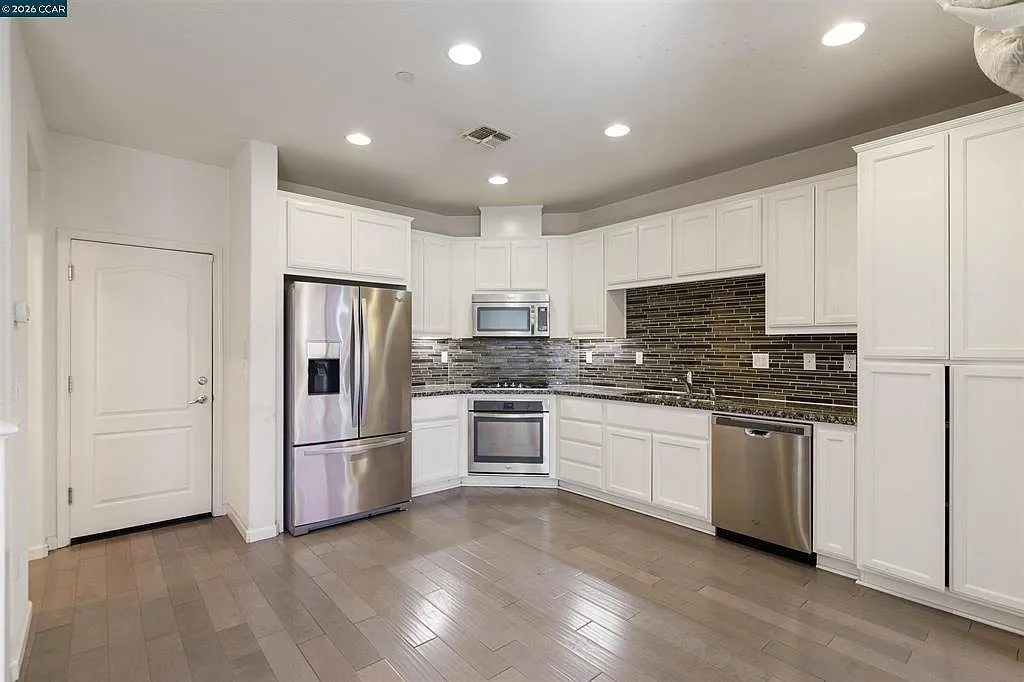 3 bed, 2.5 bath, 1386 sqft, $3,895 — Photo 3