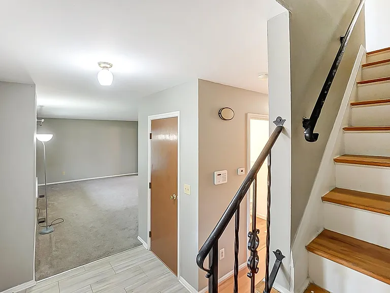 415 Rustic Ct — Photo 5