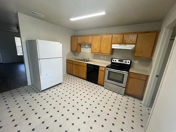 4th image of 3201 Hereford Ln #D