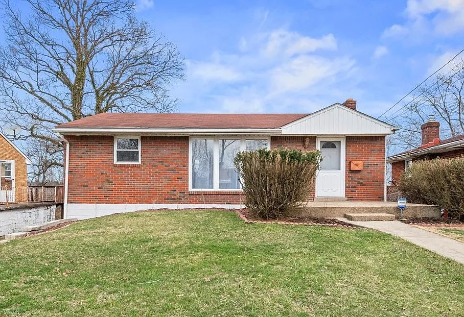 379 Collins Dr photo 1