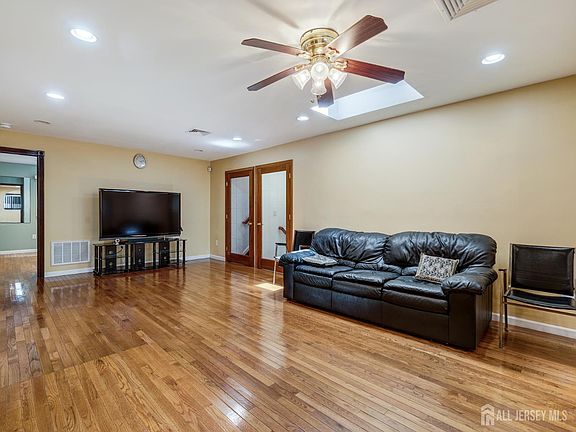 5th image of 24 Winthrop Rd