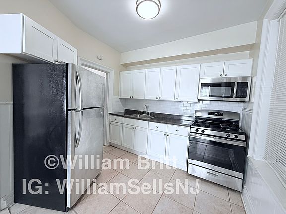 3rd image of 165 W 48th St APT 1