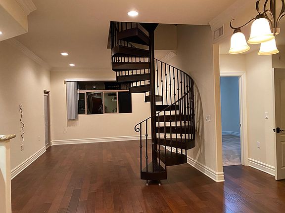 3rd image of 10950 Bloomfield St #4