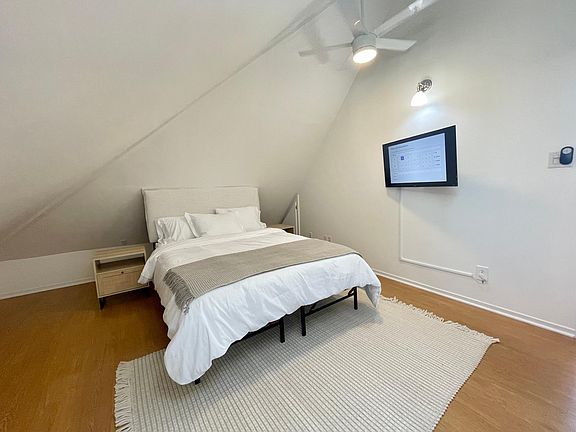5th image of 410 Leland Ave #B