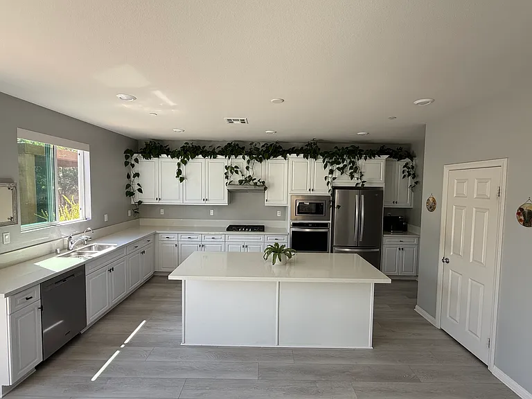 385 Eureka Dr — Photo 8