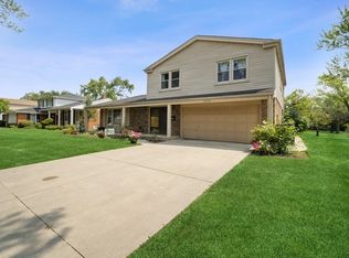 2205 Strawberry Ln, Glenview, IL 60026