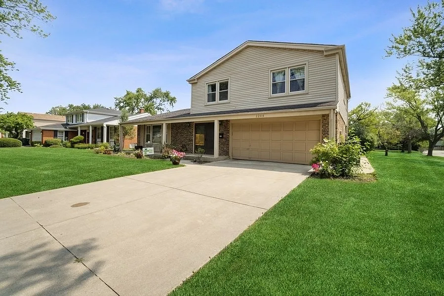 2205 Strawberry Ln photo 1