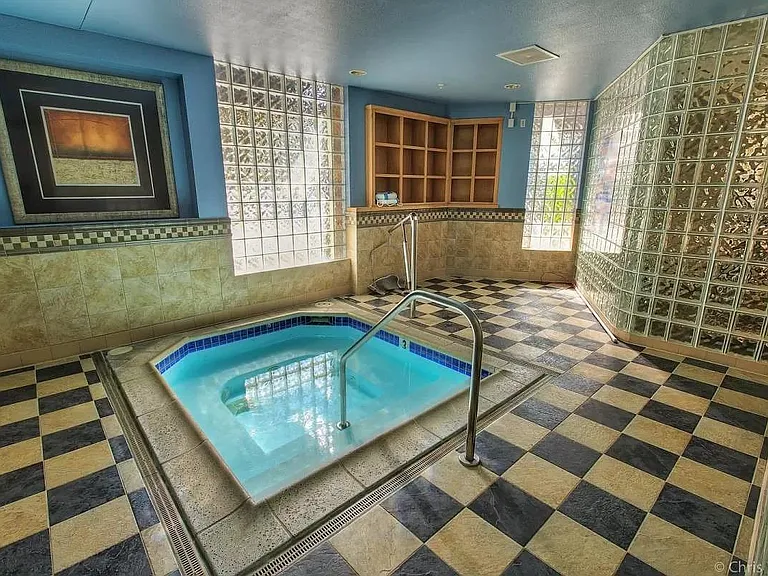 Hot tub next to the gym. Relaxation...