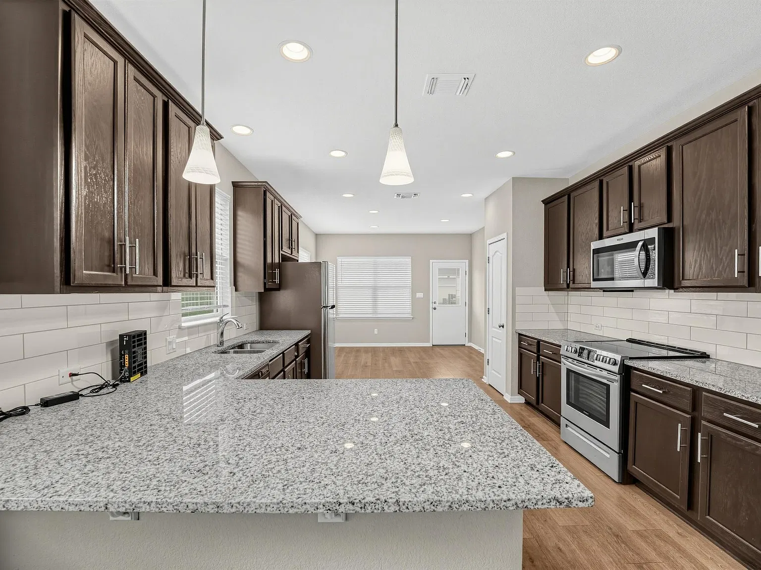 3 bed, 2.0 bath, 1404 sqft, $1,945 — Photo 3