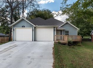 317 Centerpoint Dr, Centerton, AR 72719