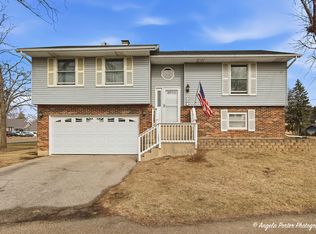 136 Edgewater Dr, Crystal Lake, IL
