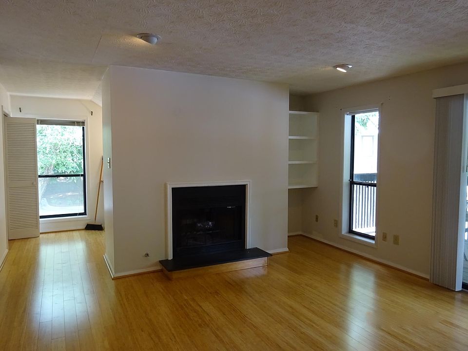 2nd image of 405 Cumberland Ct SE