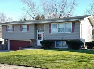 201 Magnolia Dr, Crown Point, IN 46307
