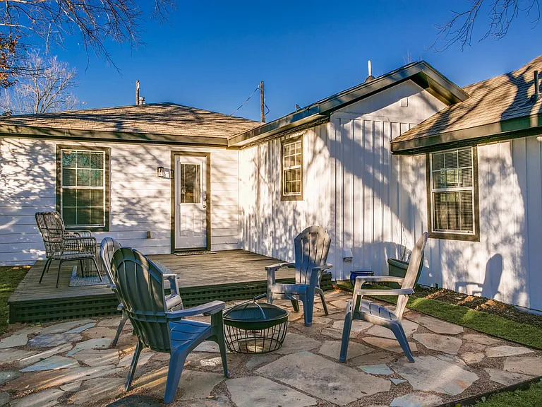610 E Texas St — Photo 20