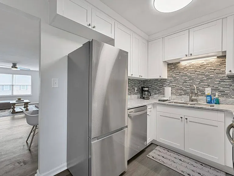1017 Barclay Sq — Photo 16
