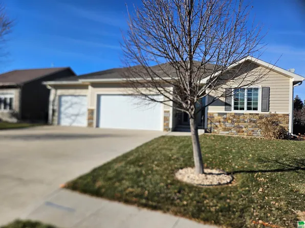 575 Prairie Blvd, Dakota Dunes, SD 57049
