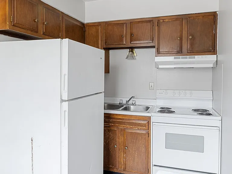 University Apartments — Photo 1