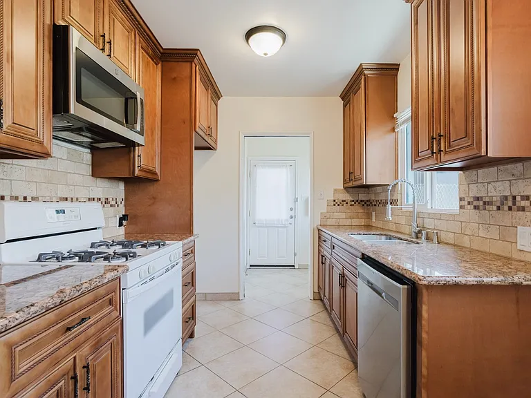 10550 1/4 W Victory Blvd — Photo 10