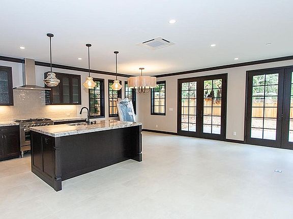 2nd image of 2035 Oberlin St