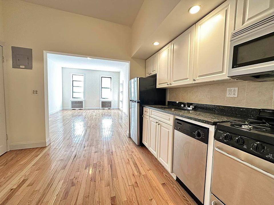 1st image of 881 10th Ave #2R