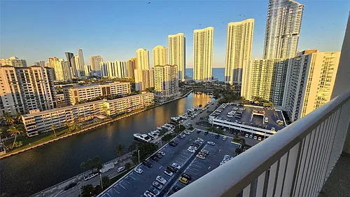 300 Bayview Dr Photo 1