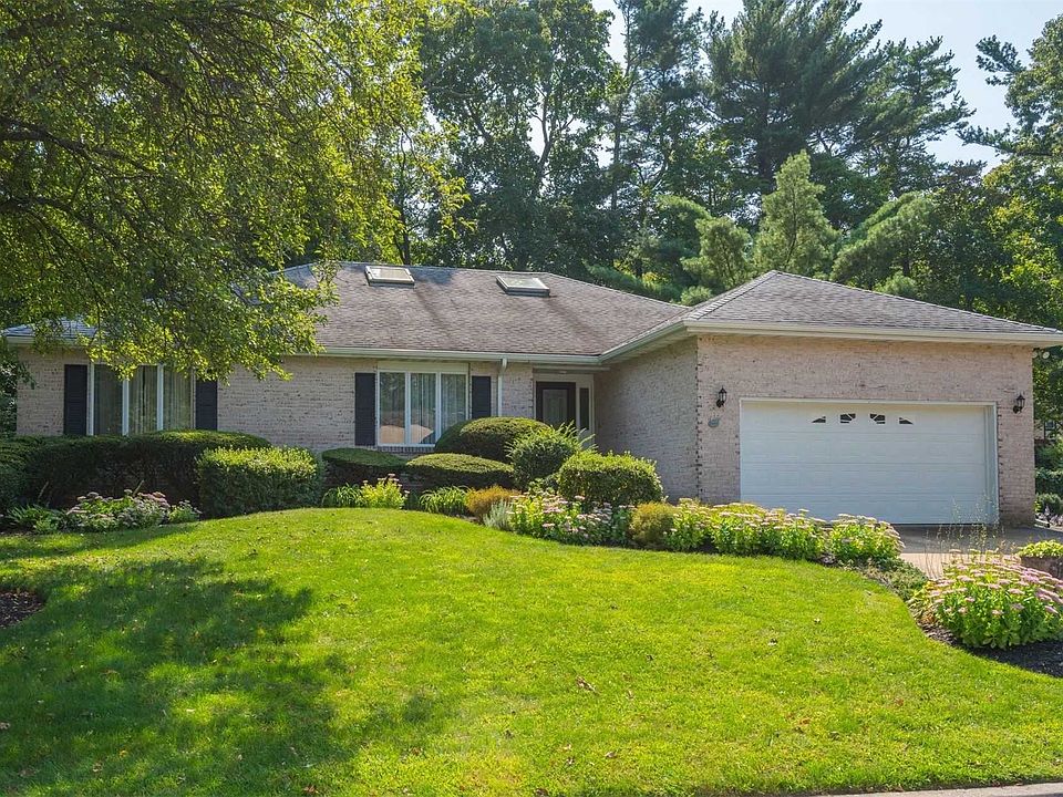 1st image of 14 Oak Point Dr S