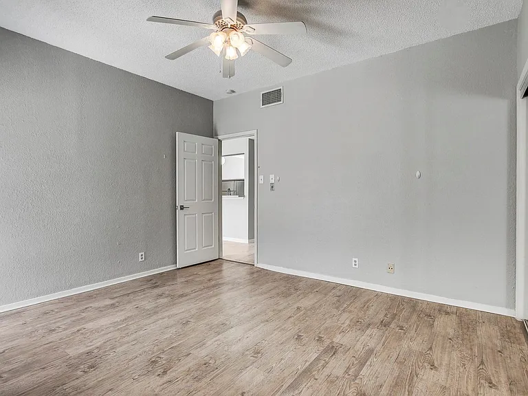 807 W 25th St #210 — Photo 13