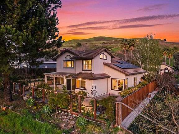 4th image of 248 Carson St