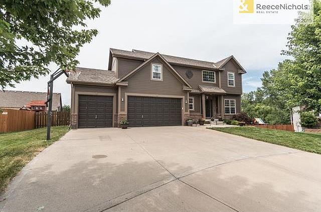 1st image of 806 NW Poplar Ct