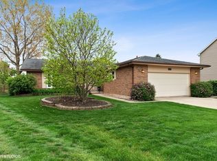 625 E Pennsylvania Ct, Arlington Heights, IL 60005