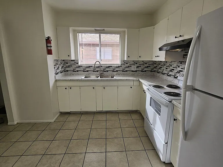 517 Palomas Dr SE #B — Photo 4