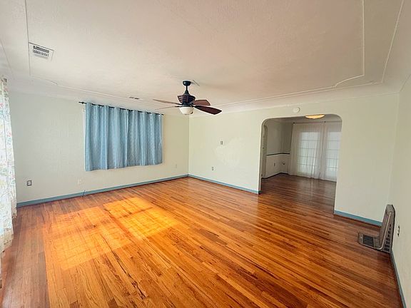 3rd image of 3021 Oleander Ave