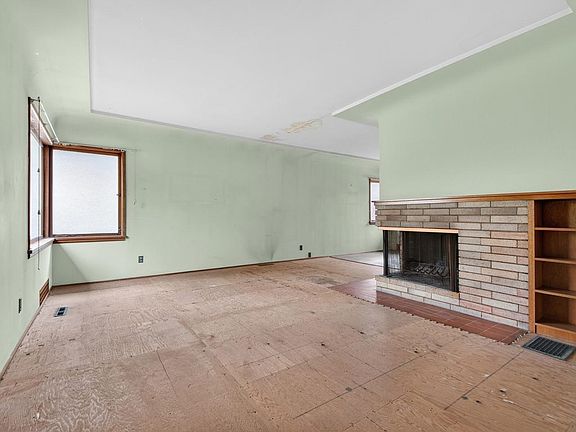 3rd image of 3325 E 49th Ave