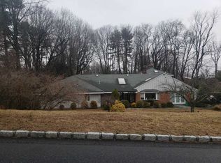 14 Farmers Rd, Great Neck, NY 11024