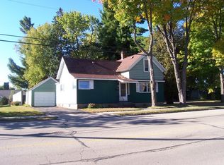 66 7th St, Clintonville, WI 54929