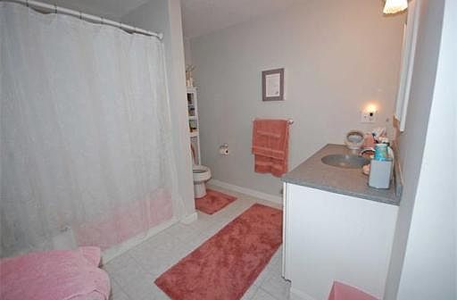 5th image of 2 Hawthorne Vlg APT A