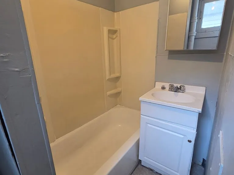 550 E 5th St #1 — Photo 11