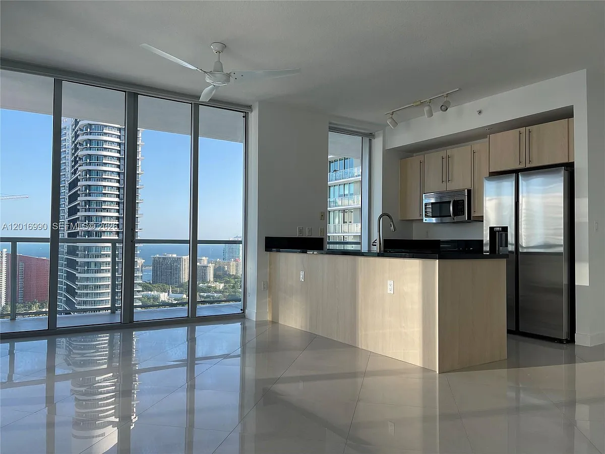 Building Photo - 1111 SW 1st Ave #3619