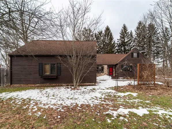 9244 Robbins Rd, Le Roy, NY 14482