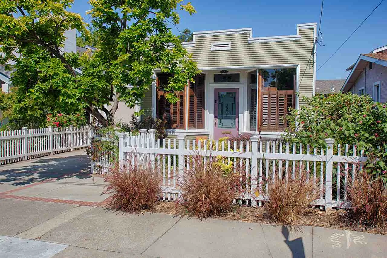 3933 Maple Ave photo 1