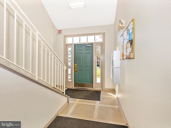 3rd image of 903 Blue Leaf Ct #K