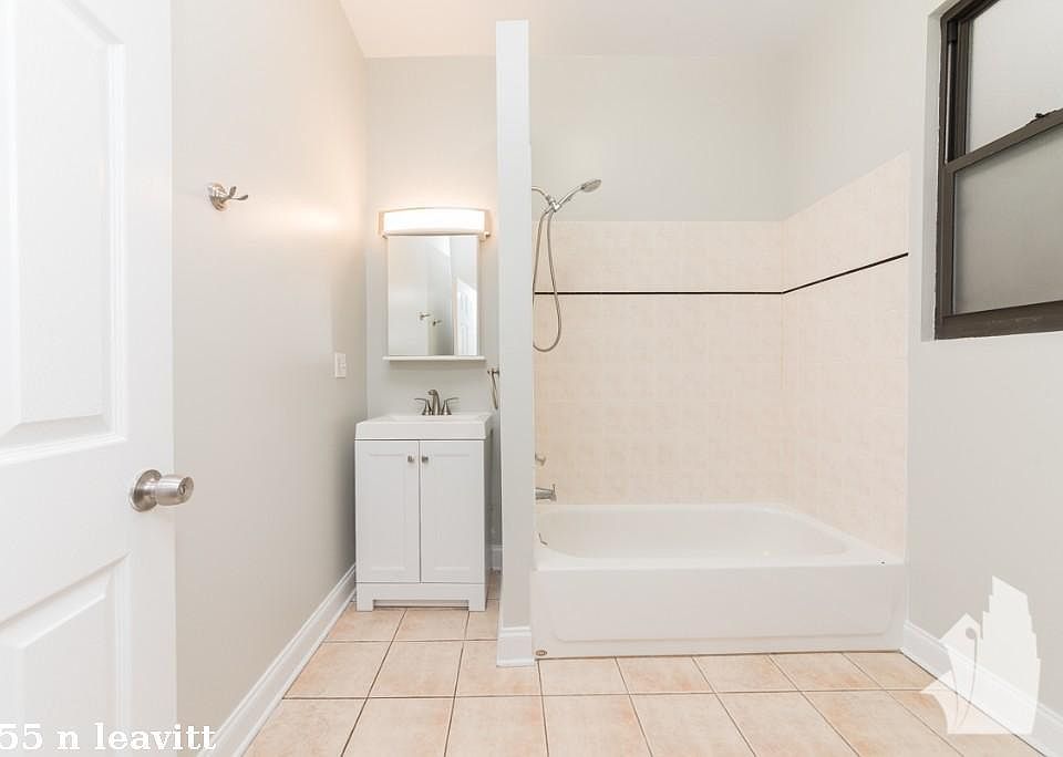 1st image of 3155 N Leavitt St #1821