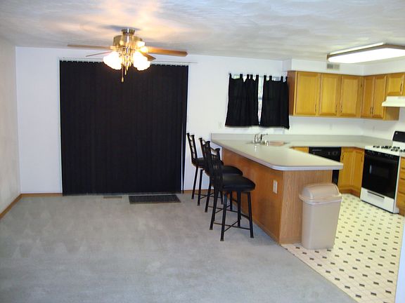 Dining area & kitchen
