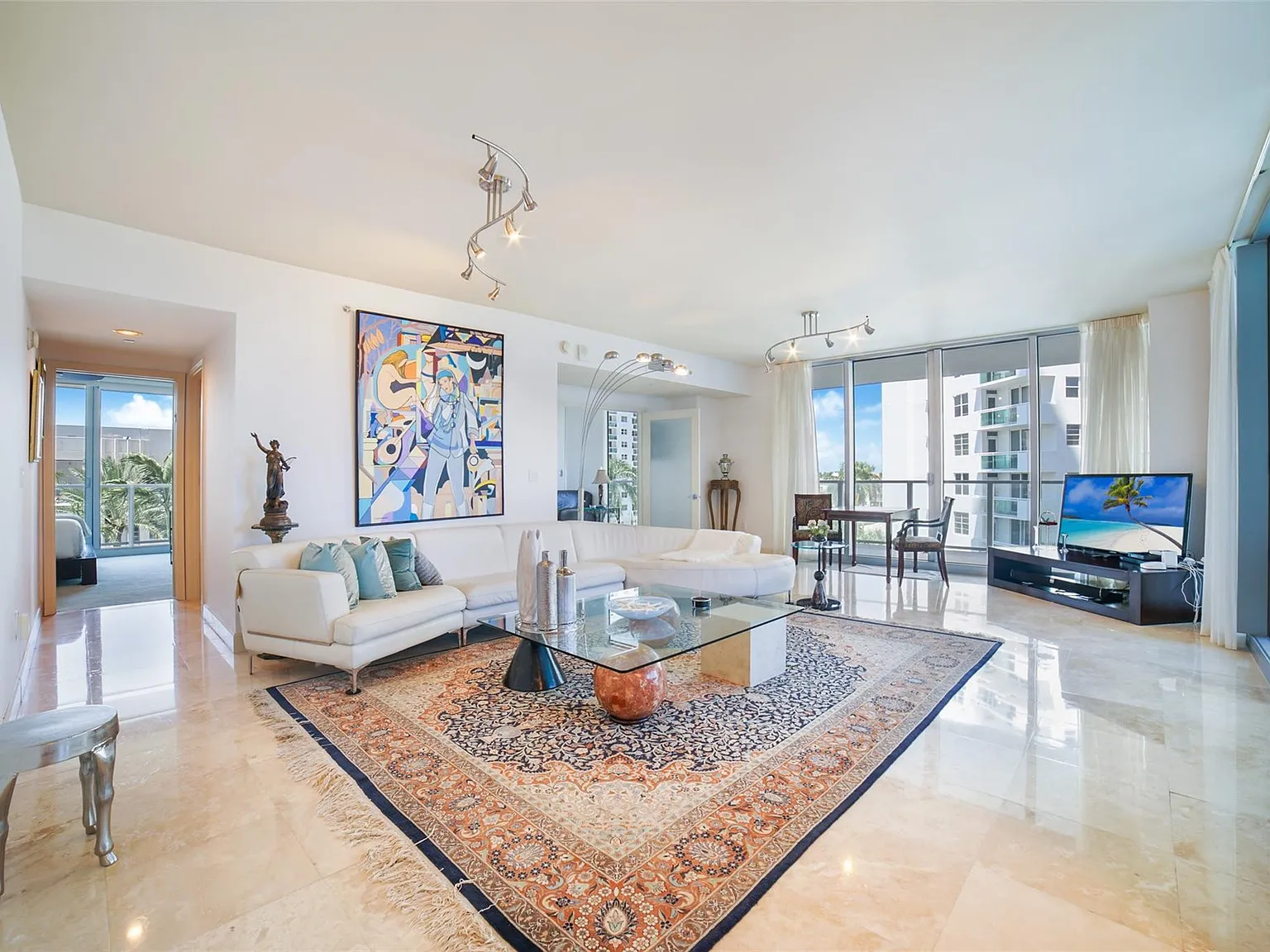 3 bed, 3.0 bath, 2308 sqft, $6,000 — Photo 2