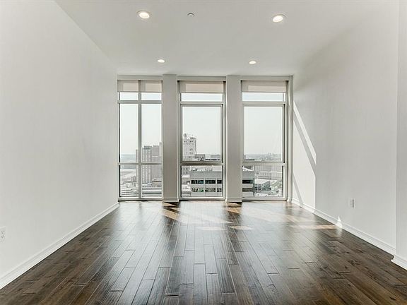 3rd image of 500 Throckmorton St APT 2010