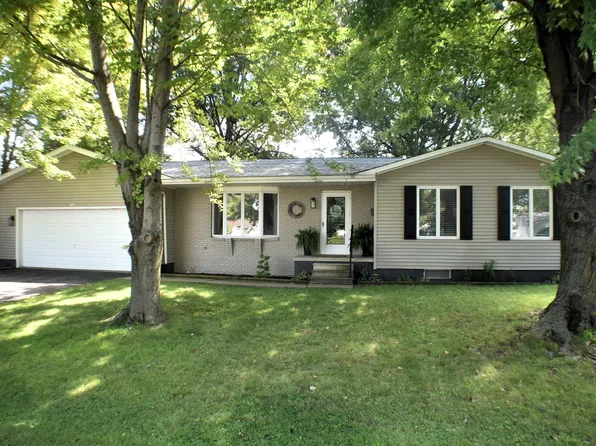 17 Melrose Ln, Lewistown, IL 61542