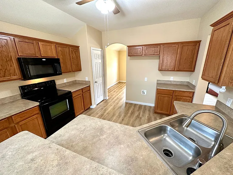 221 Creekwood Dr — Photo 7
