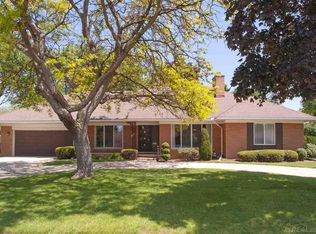 72 Greenbriar St, Grosse Pointe, MI 48236